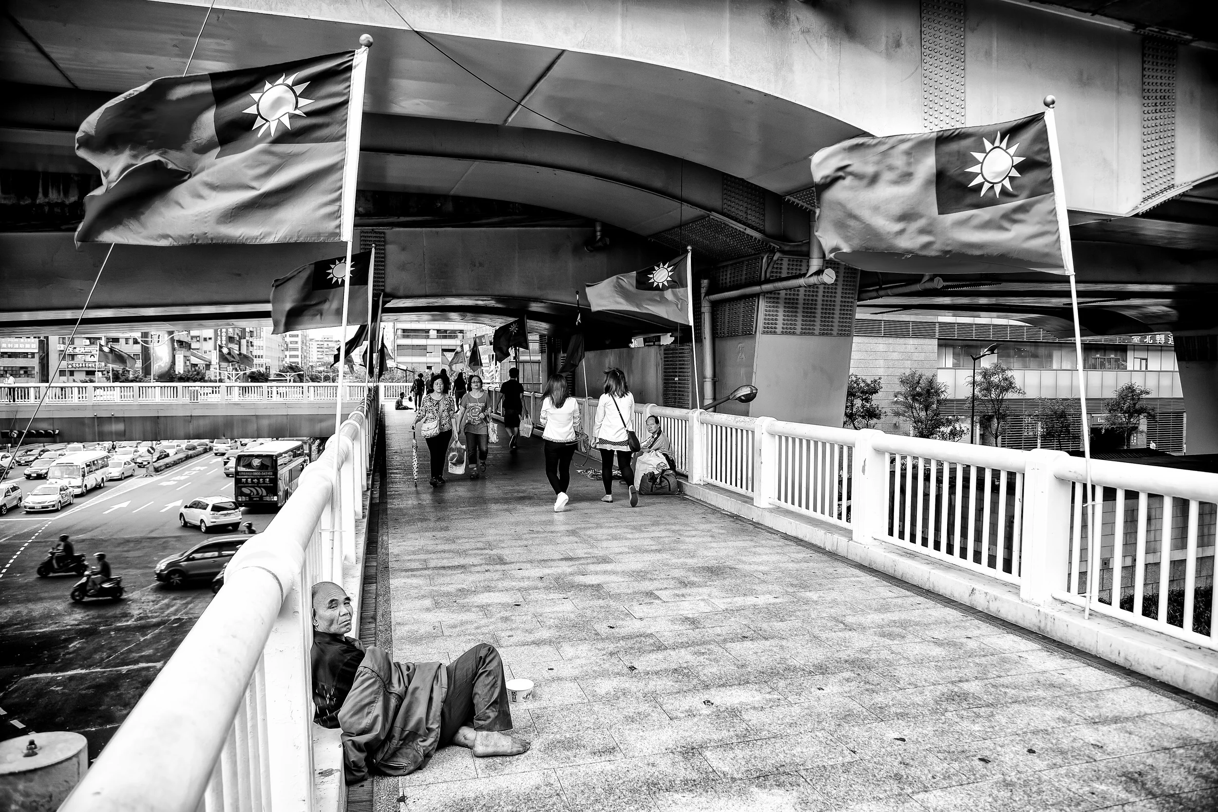 A homeless man on a pedestrian bridge near Taipei Train Station (台北車站旁) 