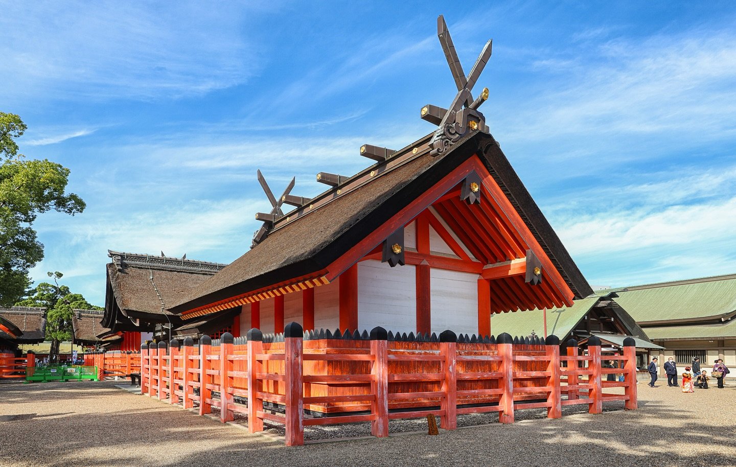 A wide-angle view of one of the main halls at the Sumiyoshi Grand Shrine, a style of architectural design that you&rsquo;ll only see at one of the three or so thousand shrines dedicated to the Three Sumiyoshi deities in Japan.