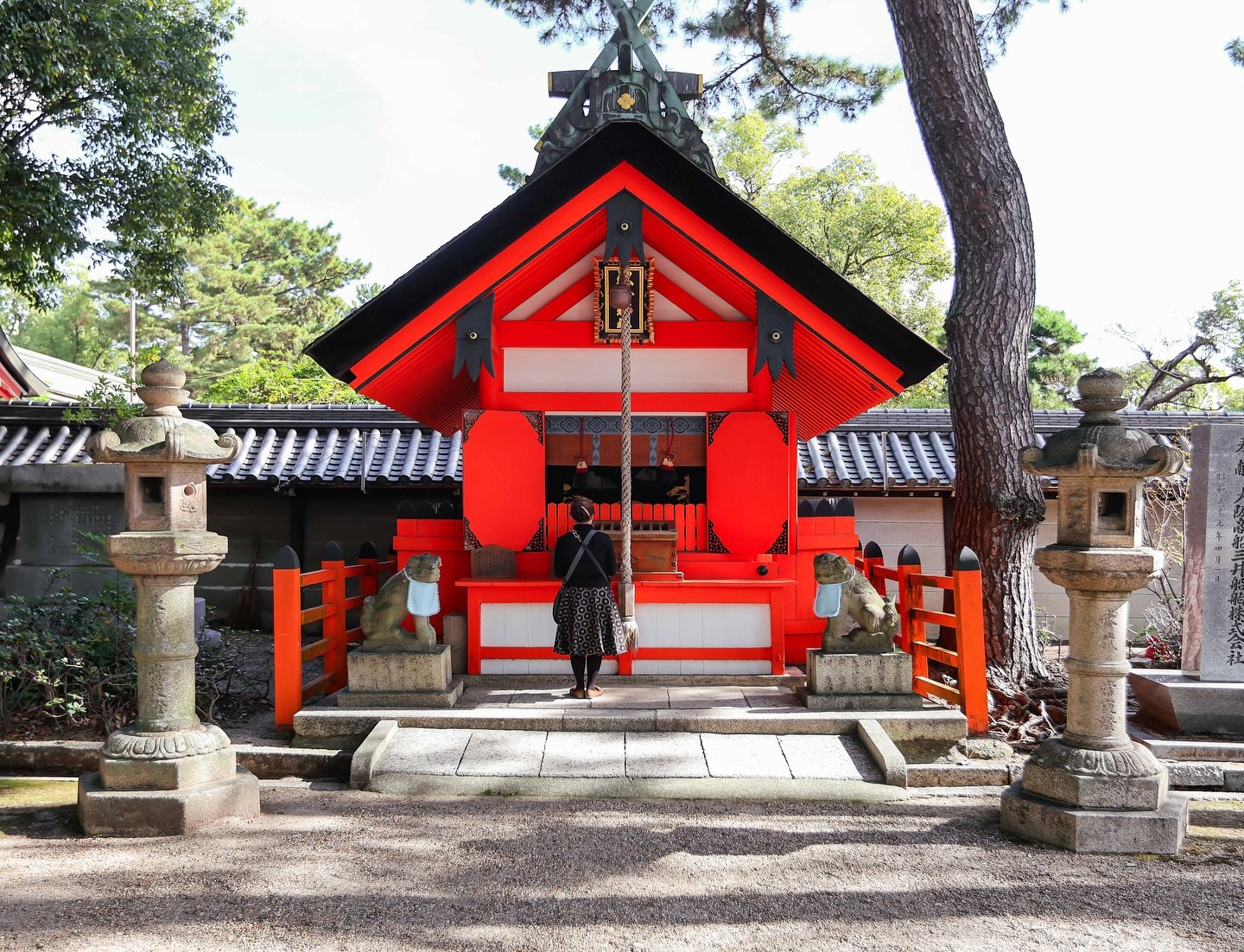 The color scheme of Japan&rsquo;s Sumiyoshi Shrines really stands out when they&rsquo;re blended with nature.