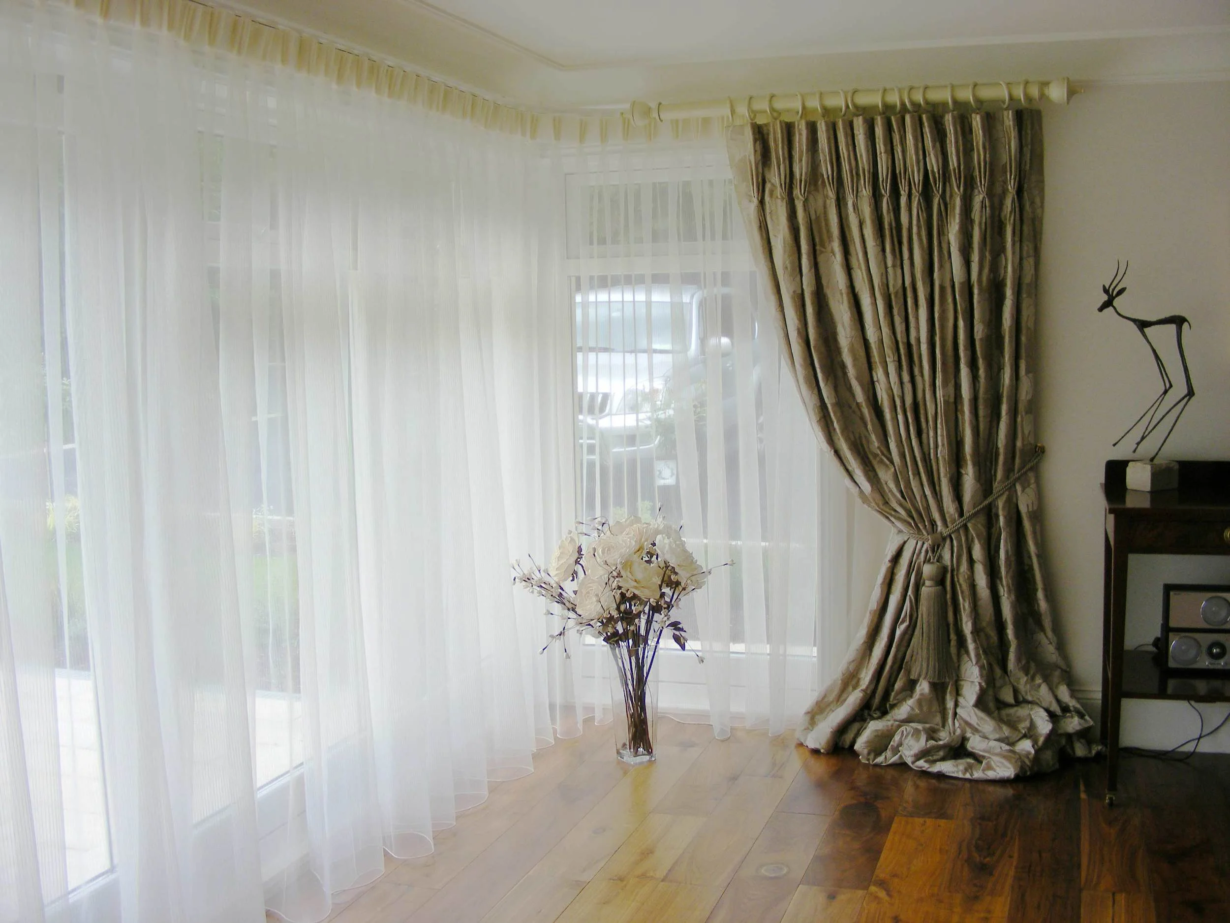 Made to measure bay window voile 