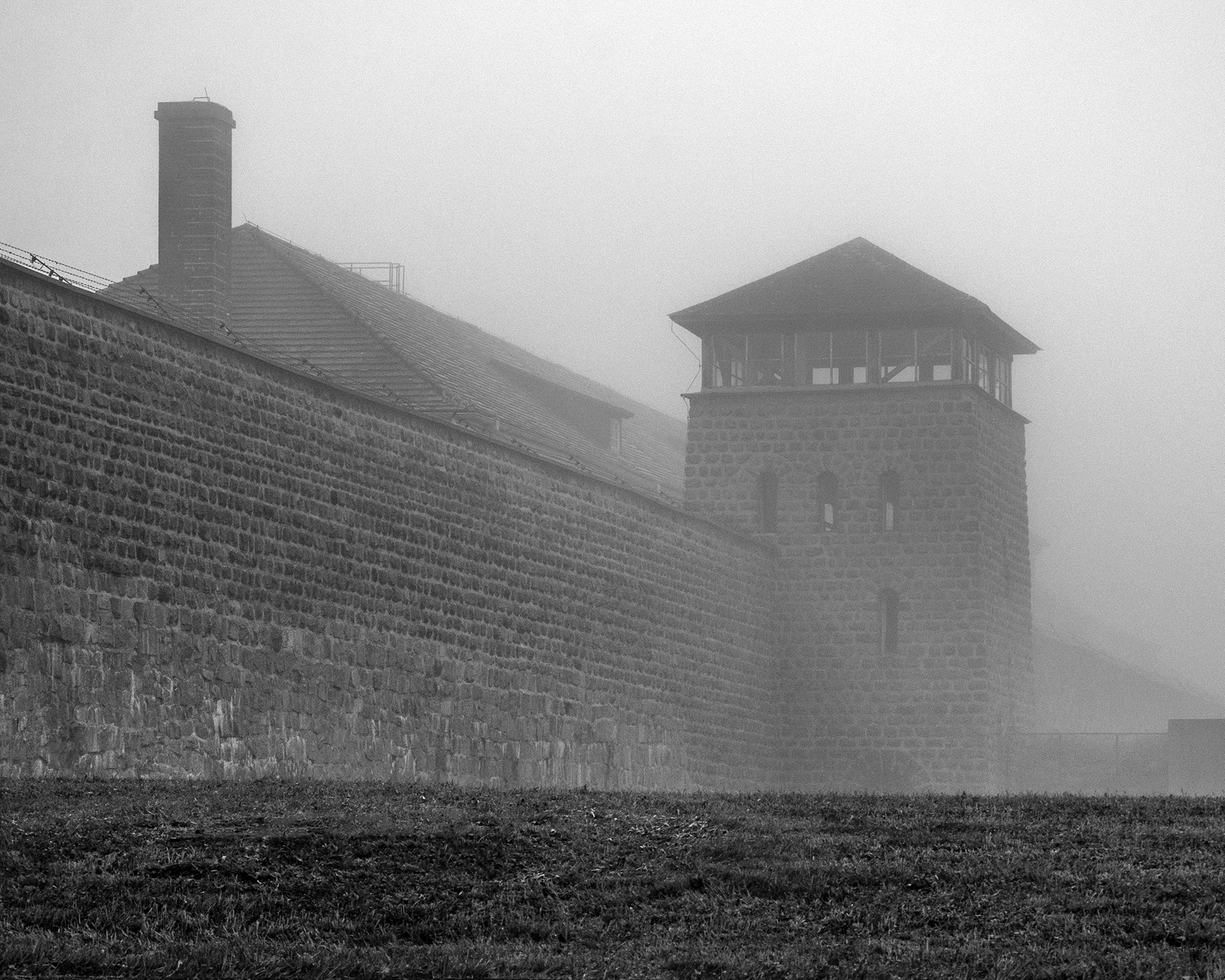 torre di guardia e camino forno crematorio Mauthausen-7882.jpg