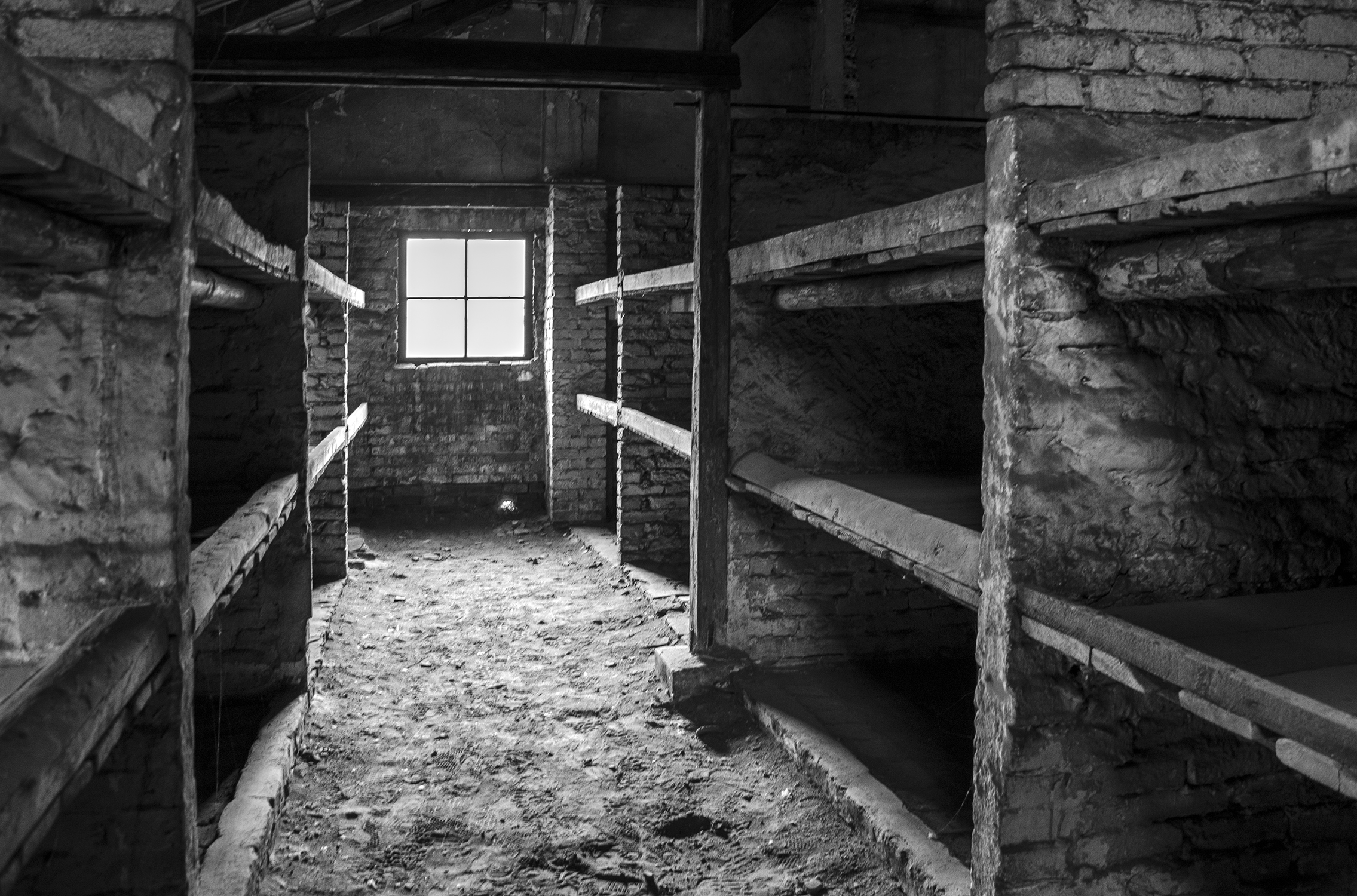 Auschwitz Birkenau-baracca della morte-3228.jpg