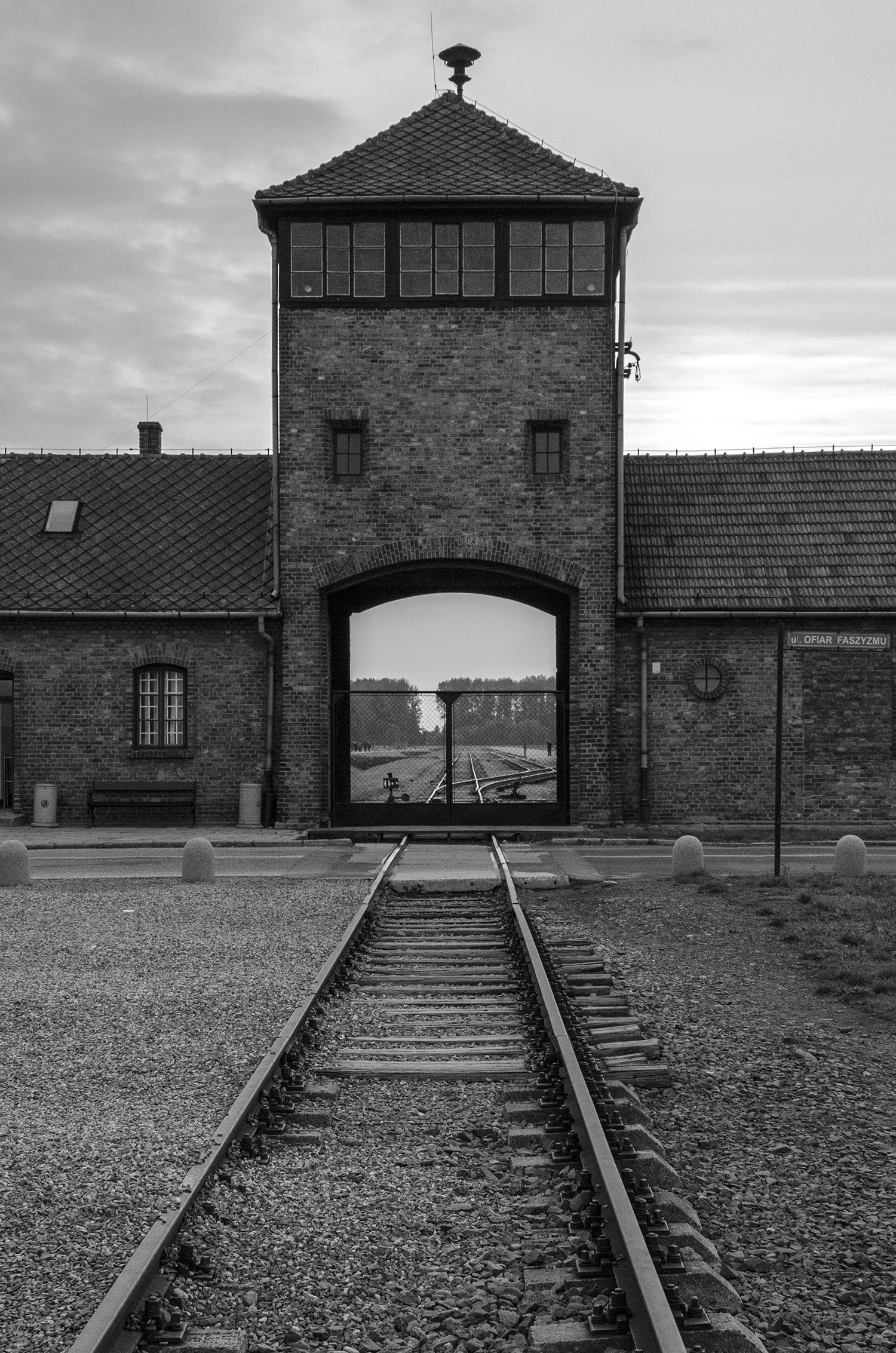 Auschwitz Birkenau-ingresso al campo di sterminio-3240.jpg