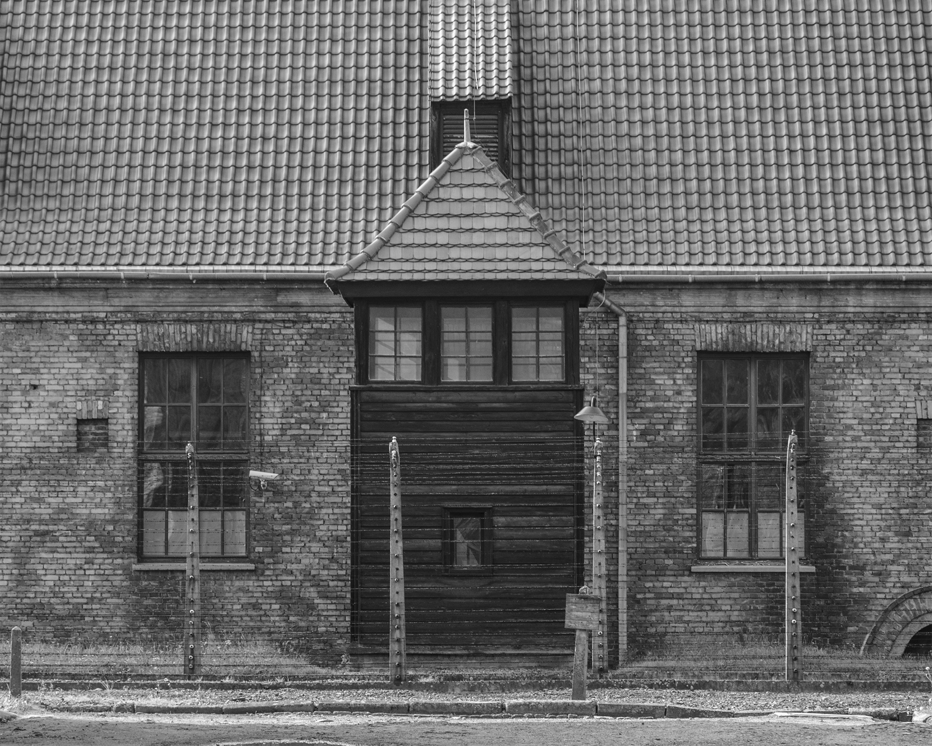 Auschwitz I-edificio con torretta di guardia-3114.jpg