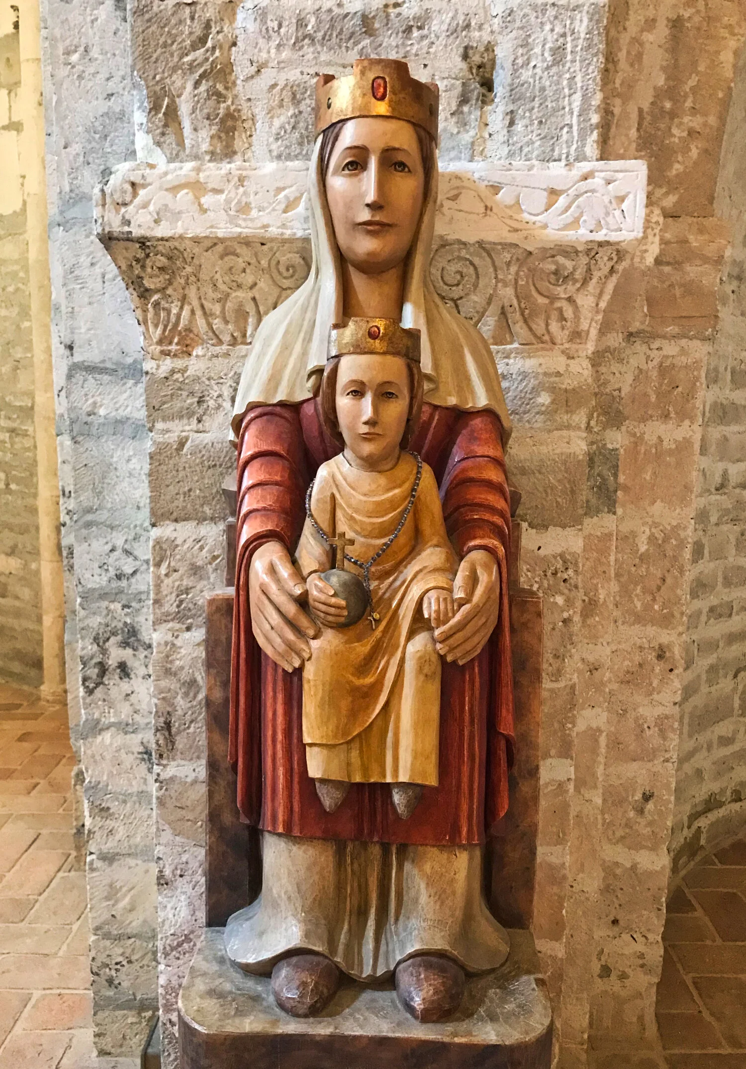 Madonna e Bambino - Presbiterio - Abbazia di S. Urbano - Valle di S. Clemente - Marche