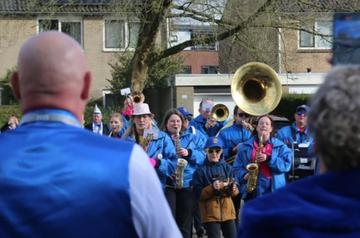 VRIJDAG, Nadat het prinsenpaar van de @cvdeblauwebok ons thuis heeft ontvangen, zijn we gezamenlijk door het bokkenrijk naar het gemeentehuis gelopen. Hier is de vlag gehesen en is de carnaval officieel geopend! 💙🤍💙

#carnaval #blauwebokken #bokke