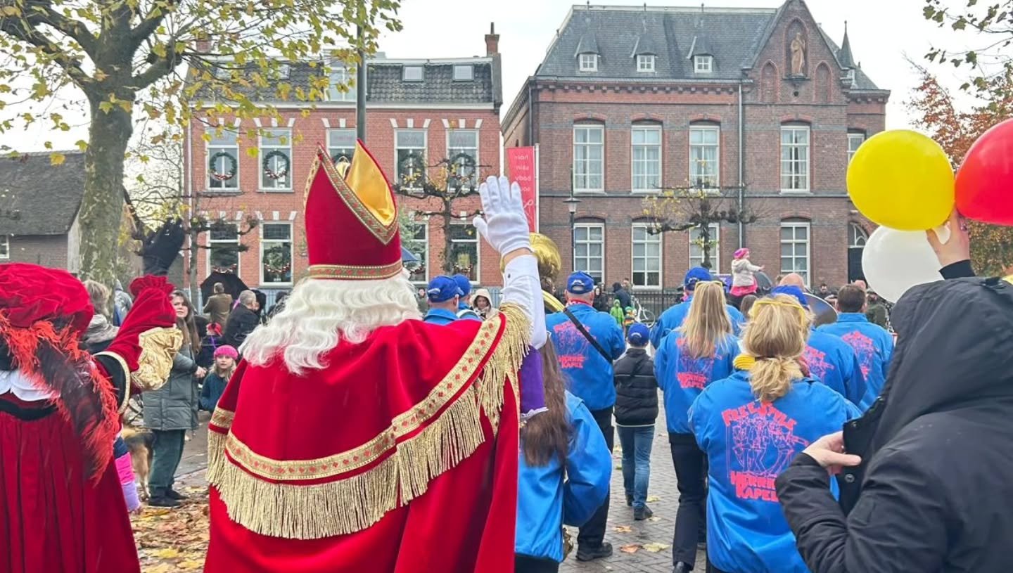 Welkom Sinterklaas!
Wat een drukte en gezelligheid was het vanmiddag! En wat leuk dat wij als &quot;Herrie Band&quot; Sinterklaas welkom mochten heten❤️🎁👟
#sinterklaas #welkomsintenpiet #intocht #pieten #freestyle #freestyleherriekapel