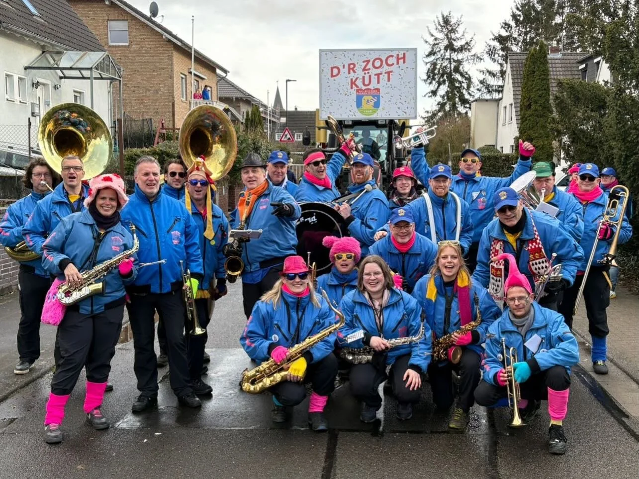 Gelukkig zijn we niet van suiker! 
Optocht in Kerpen! 🎺🥁