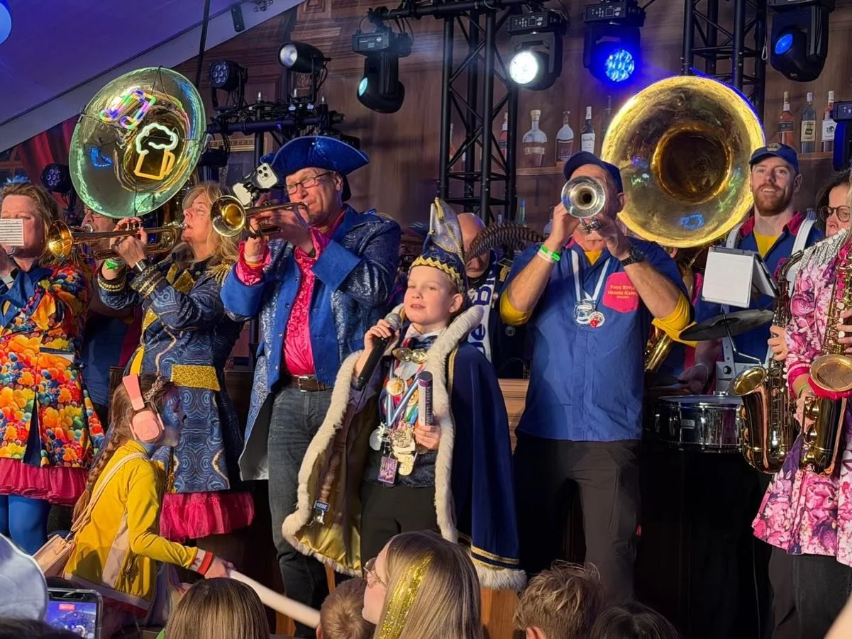 Trots op onze jeugsprins Sep die zijn nummer met ons op het podium komt zingen! Super!!! 🥳🎺🩵😍

#carnevallen #bailabailabaila #jeugdprins #dweilorkest #blauwebokken