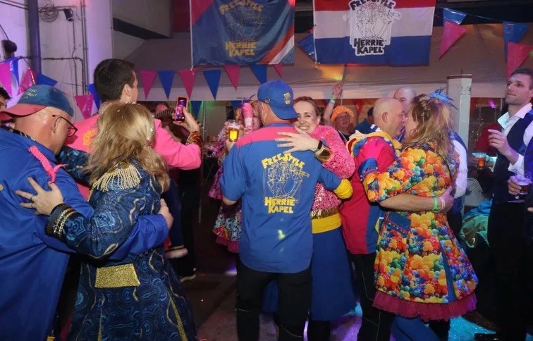 Op dinsdag hebben we de carnaval afgesloten met de kapel bbq! Een avond vol gezelligheid!! 🥳 Prins Jelle en jeugdprins Sep kwamen als verrassing ook nog langs! 🩷🩵💛