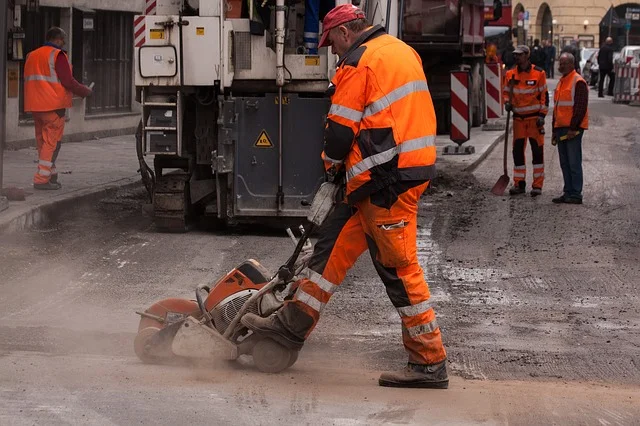 Road building in an urban environment. Photo by Stefan Schweihofer .