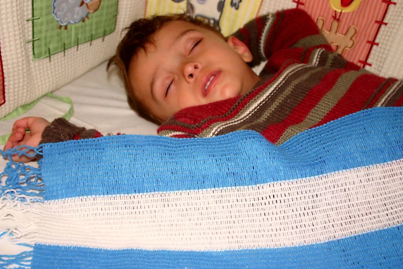 El peligroso truhán descansa en su lúgubre lecho, acumulando energías para sus futuros desmanes