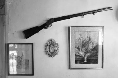 Decoración en la pared de la sala de Turdera