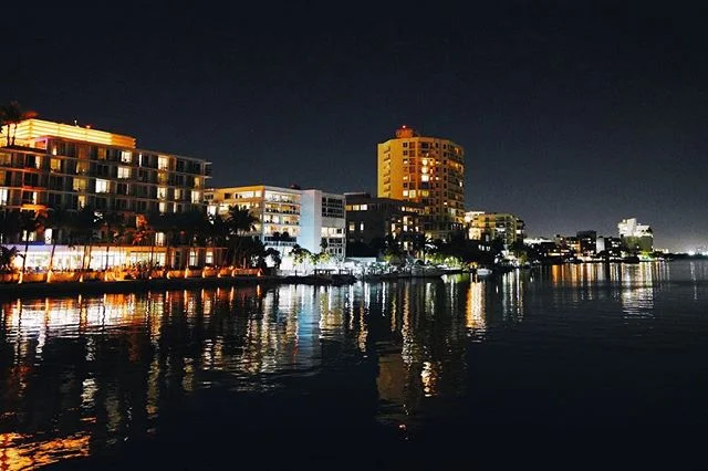 Una orilla. . . . . . #reflection #water #night #twilight #lights