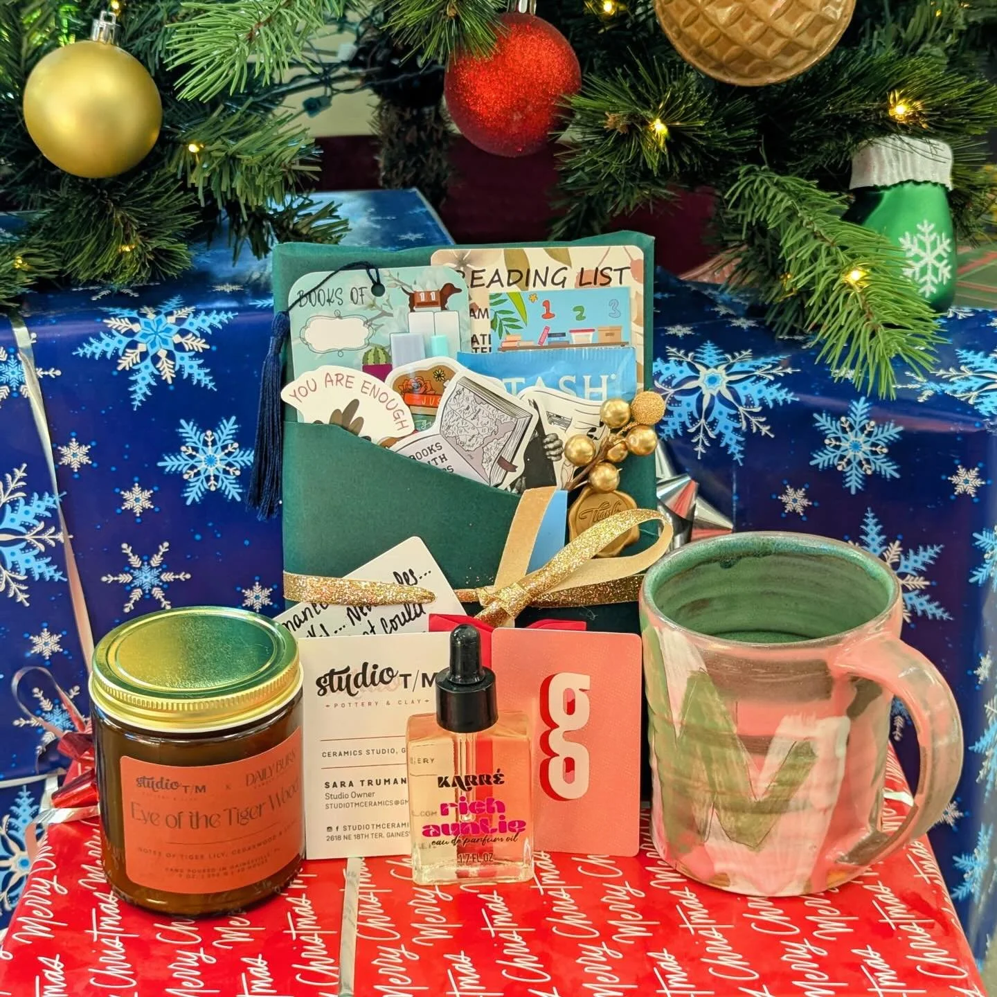 To celebrate the holidays we&rsquo;ve partnered with some of our favorite local vendors to do a holiday giveaway!! Make sure you follow @livresgnv @germains_gnv @karre_beauty @sbtruman @studiotmceramics @dailyburncandlestudio , like this post, and gi