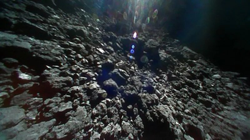 One of the landers took a great shot of Ryugu’s surface