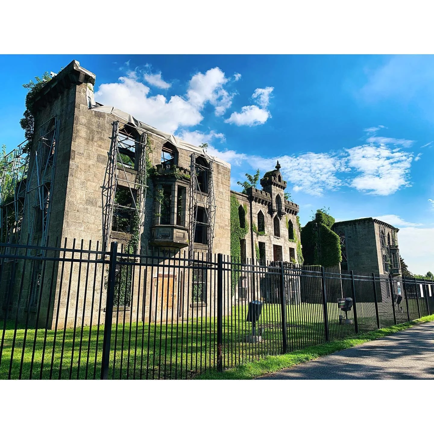 Roosevelt Island 2020
.
.
.
.
#rooseveltisland #nyc #thingstodoinnyc #abandonedplaces #smallpoxhospital #oldbuildings #architecture #architecturephotography #professionalphotographer #nycphotographer #nycphotography #placestoseeinnyc #stretphotograph