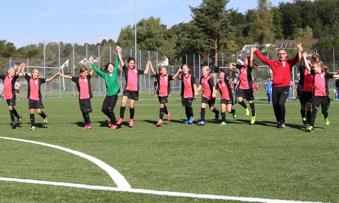 E-Juniorinnen gewinnen mit 11:1 Toren