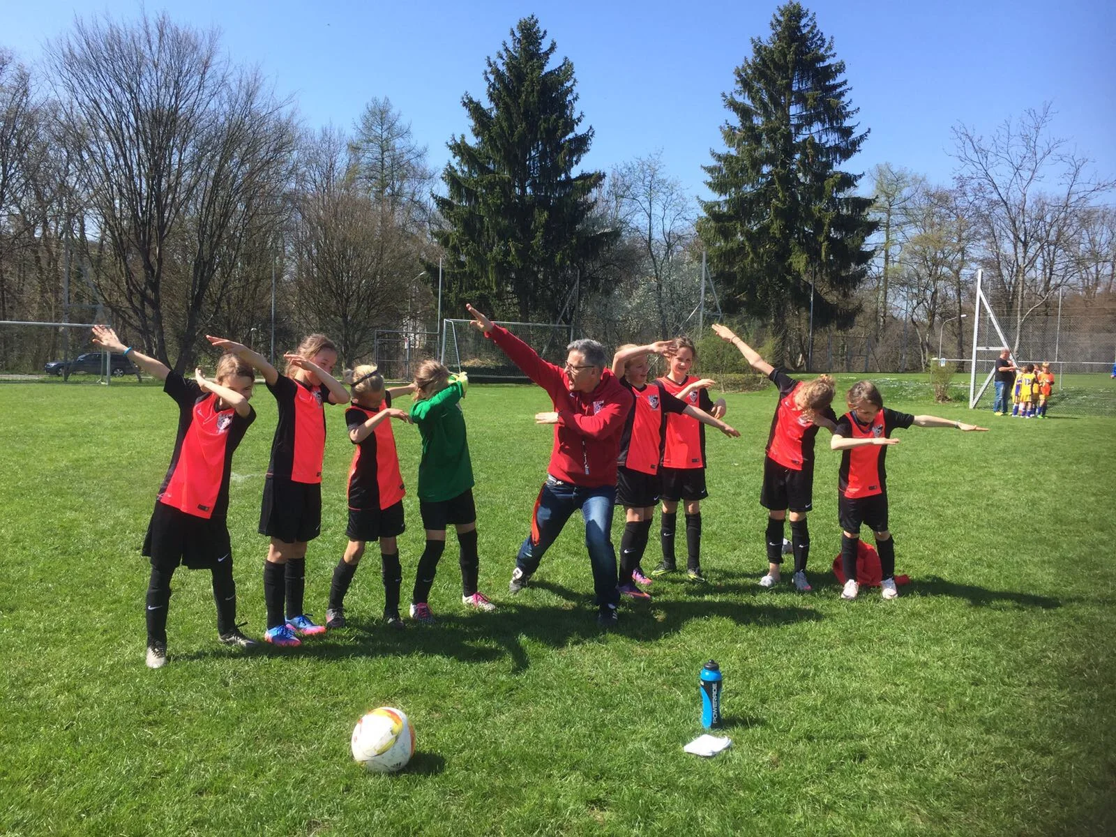 E-Juniorinnen gewinnen ihren Saisonauftakt