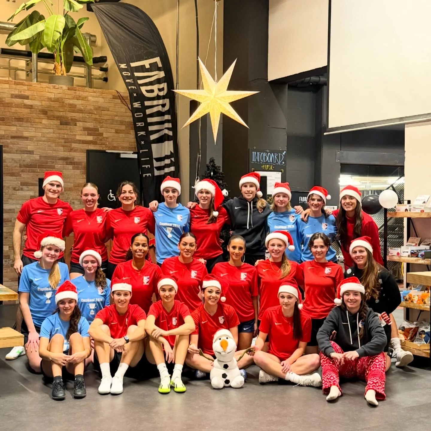 Als eine grosse Fussballfamilie w&uuml;nschen wir all unseren Familien, Supportern, Freundinnen und Freunden frohe Festtage 🎄✨

2025 war gepr&auml;gt von Tabellenf&uuml;hrung, Cupfieber, starken Juniorinnen-Leistungen und sogar einem TV-Auftritt 📈⚽