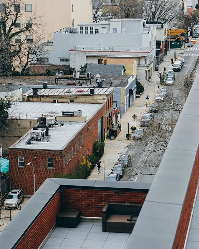 &bull; DAY 20 &ndash; March 31th, 2020 - &ldquo;When friends visit in times of Covid-19 😔&rdquo; *Swipe👉🏼* #FromMyWindows &bull; _______________________________________________________
 #everydayeverywhere  #yourshotphotographer #lensculturetalent