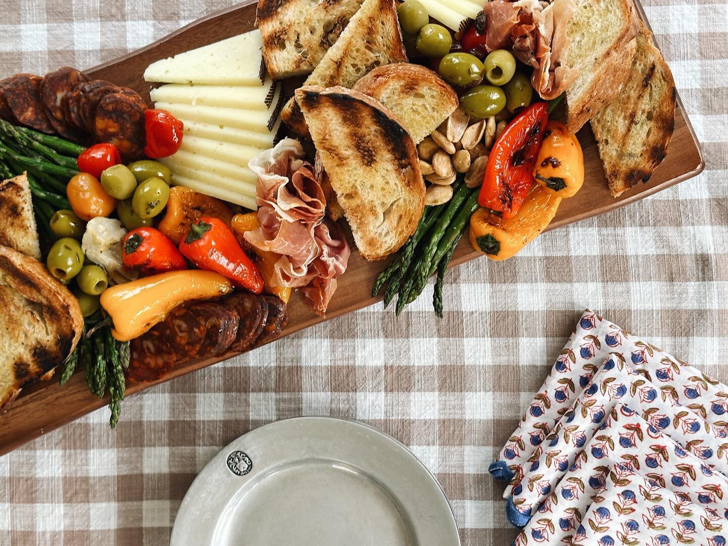 Now Available- Tapas Board featuring Spanish Chorizo, Castelvetrano Olives, Manchego, Romesco, Grilled Asparagus, Grilled Bread, Marcona Almonds, and Olive Oil. Perfect grazing option for your next gathering. 💃🏻 ✨ #homespunatl