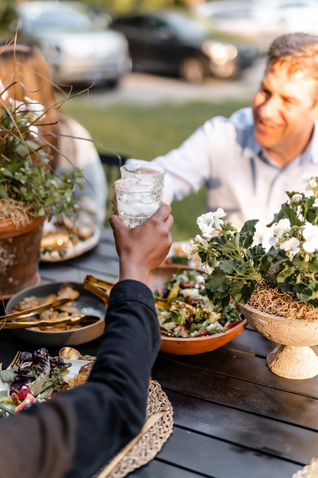 Cheers to Spring! Here's to hoping the cold is behind us and alfresco dinner parties can begin again! 🌸 🍃 #homespunatl

Photo by @kvcphotography for @passioncityatlanta