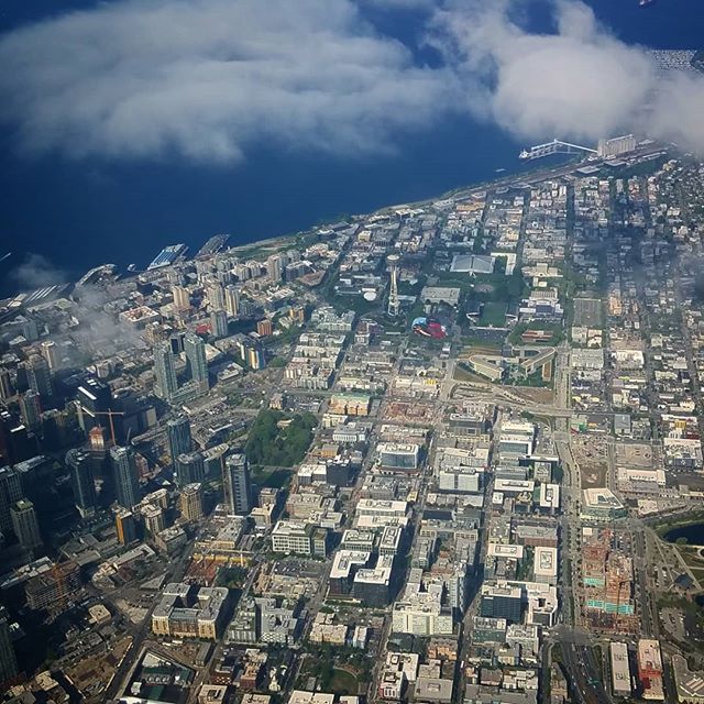 A view from the #airplane #flying into #seattle #spaceneedle #deltaairlines #sunnyday #overheadshot #clouds