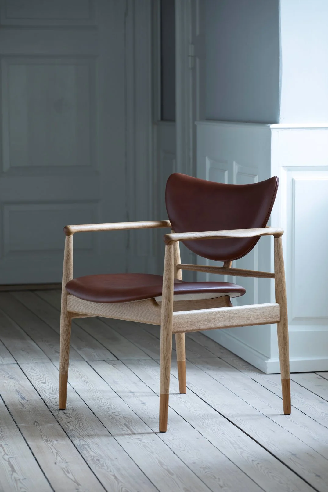 48 Chair_Vegetal 92_Leather_Oak_Dark_Oil_Walnut.jpg