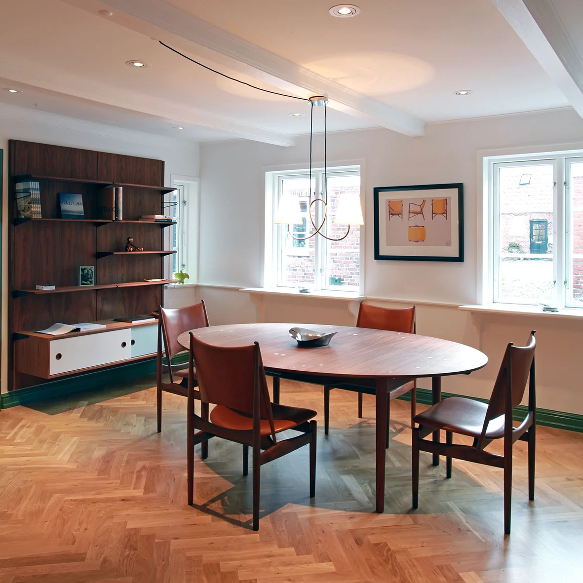 Silver-Table-Egyptian-Chair-and-FJ-Panelsystem.jpg