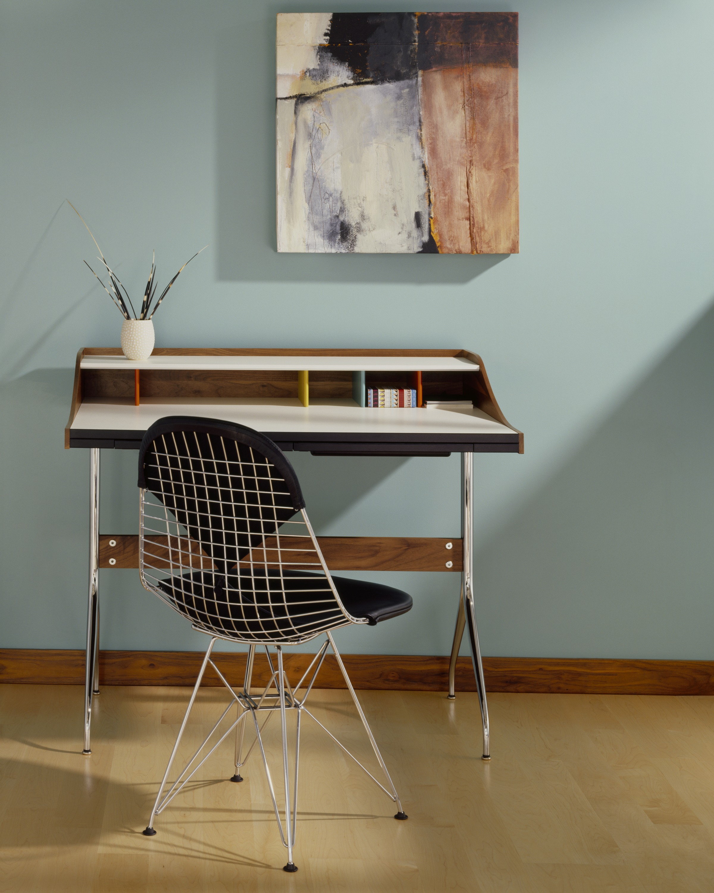 Name : Nelson™ swag leg desk / Designer : George Nelson