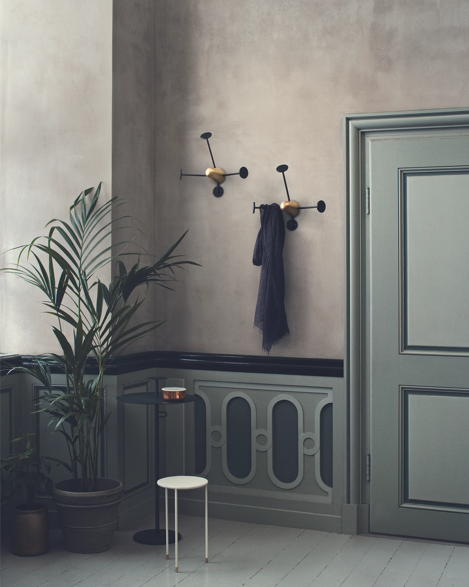 Mat챕got coatracks - brass_black 1.jpg