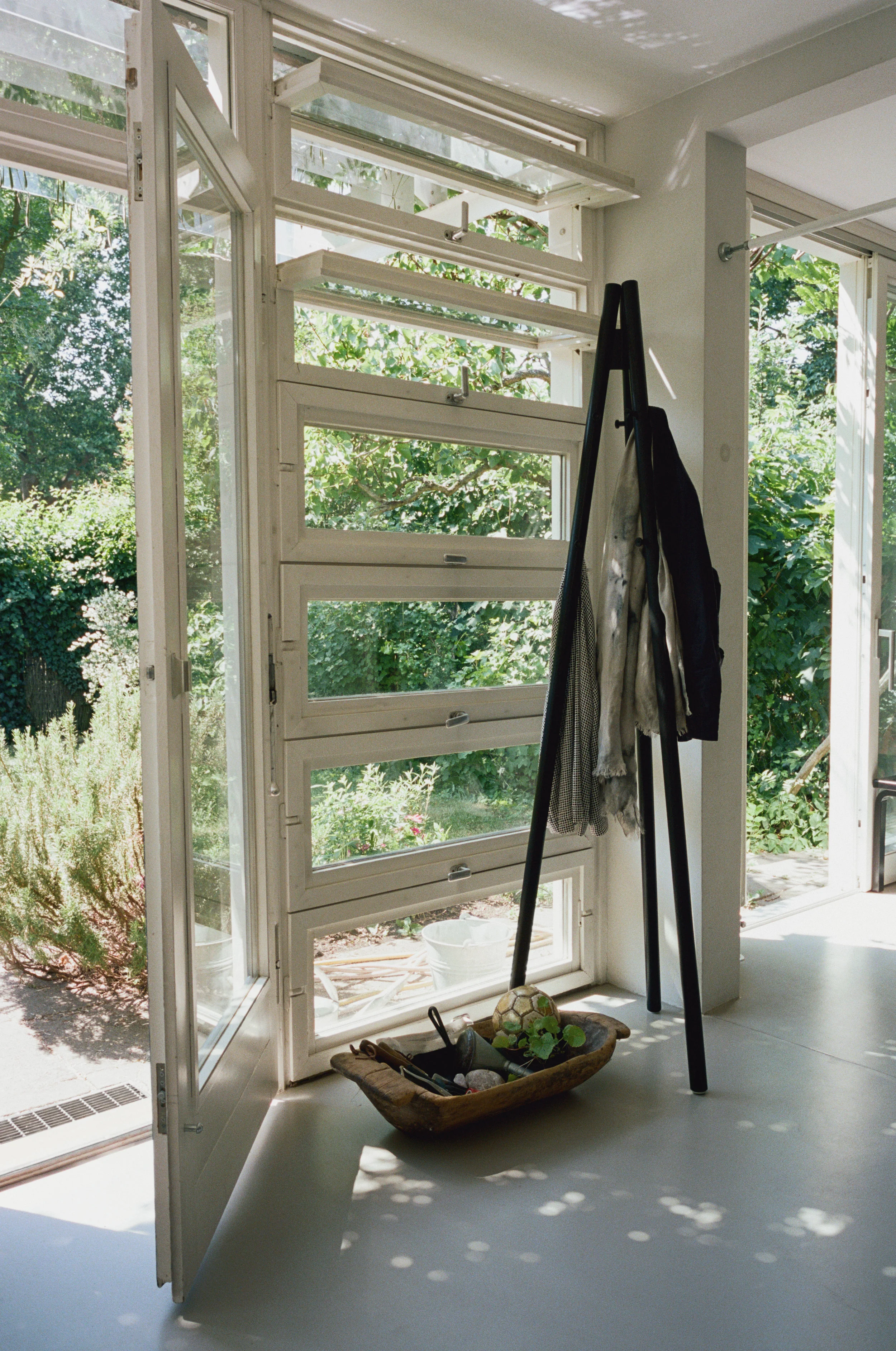 Kiila_Coat_Stand_black_lacquered_ash_black_hooks_3.jpg