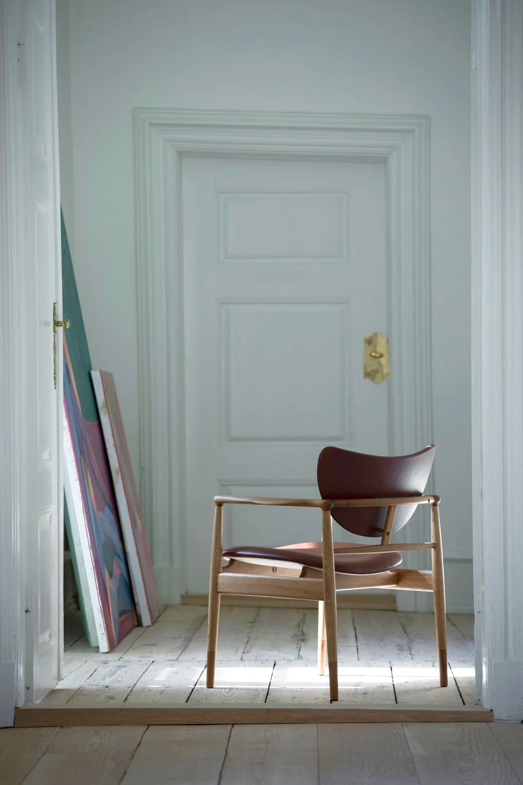 48 Chair_Vegetal 92_Leather_Oak_Dark_Oil_Walnut (2).jpg