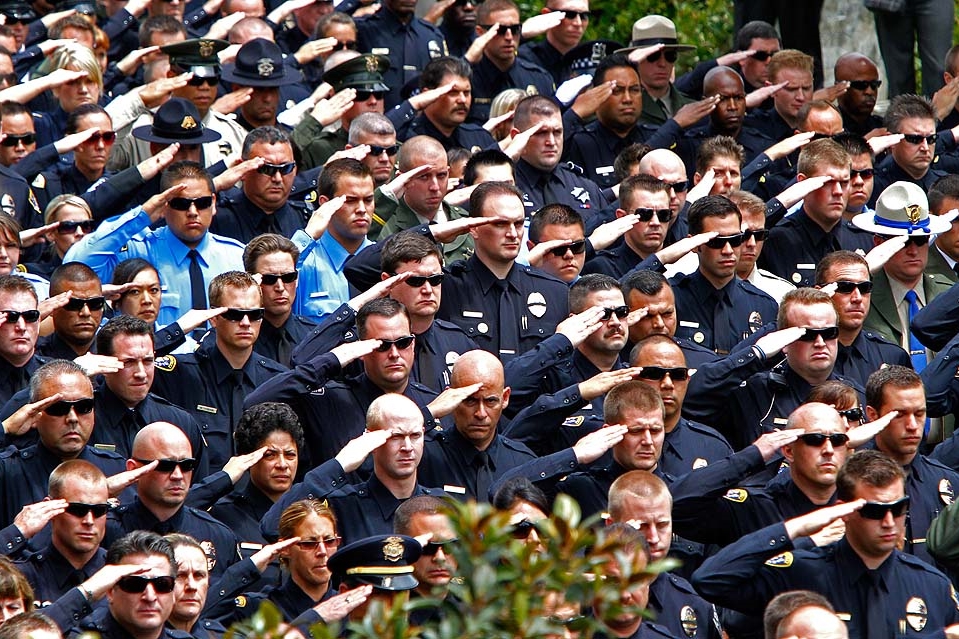 la-me-henwood-funeral081.jpg