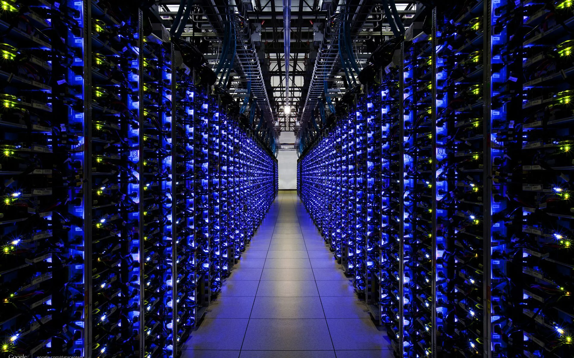 Servers-Server-Farm-Engine-Room.jpg