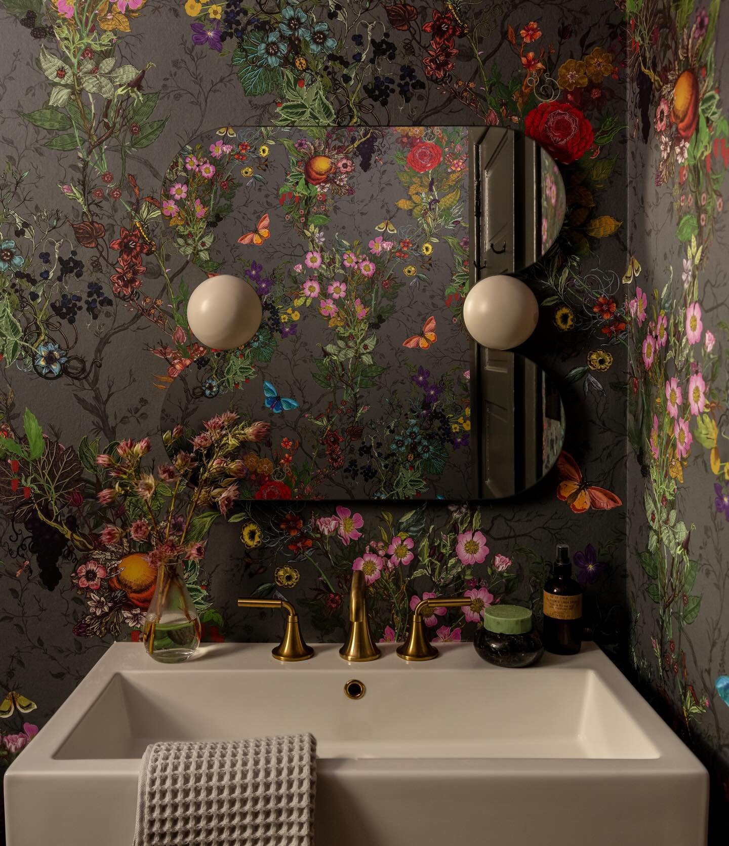 Giving this paper install all the flowers 🌺 

At Natalie O Design, we lead with craft and innovation. For two decades, our team has pushed boundaries and norms within commercial, hospitality, and residential interior projects, challenging convention