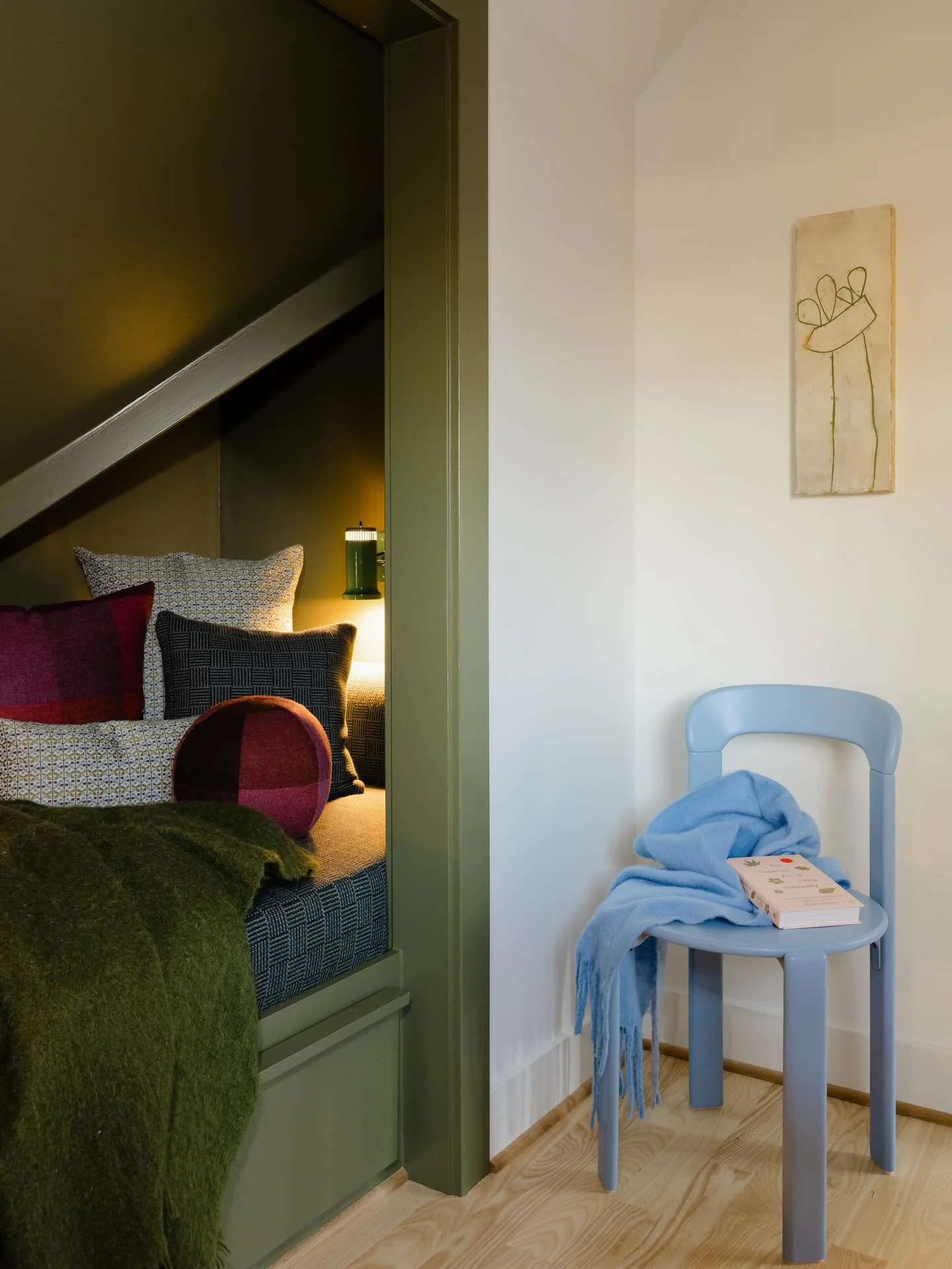 Real love. 🩵
Wraps you up and lets you shine. ✨ 

Nothing like a sacred space, reserved for two &hellip; or just you. 

We create spaces that fit. 
Layered with care. 

@katelikeheart photography 
@shop_chunk visual direction

#daybed #readingnook #