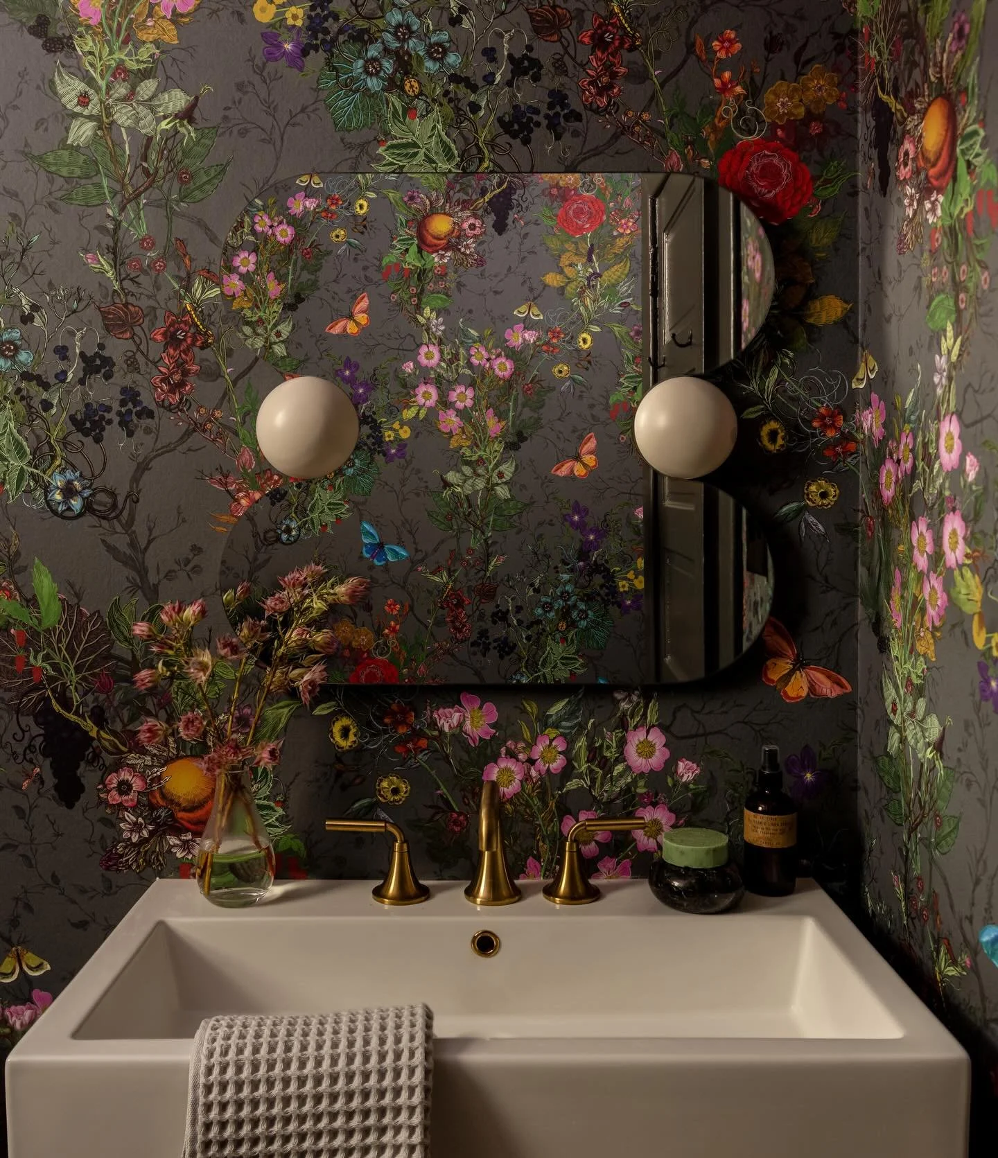 Giving this paper install all the flowers 🌺 

At Natalie O Design, we lead with craft and innovation. For two decades, our team has pushed boundaries and norms within commercial, hospitality, and residential interior projects, challenging convention