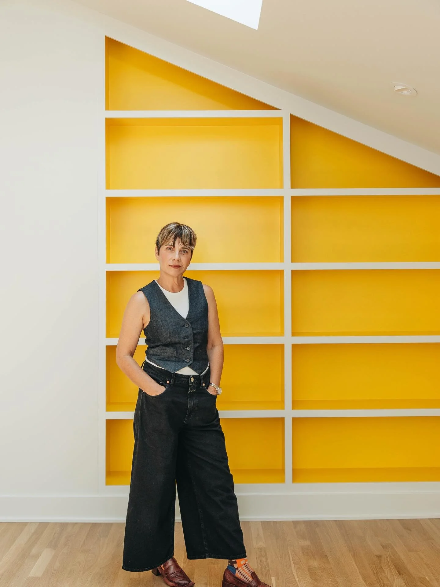 Smart use of every space. What we do! 

Never one to back down&hellip;from color of course. 

🟡🟡🟡
Julie is always spot on! 

Bringing the style to every season. 🌱 

@katelikeheart 📸

#interiordesign #modernity #colorful #interiorstyle