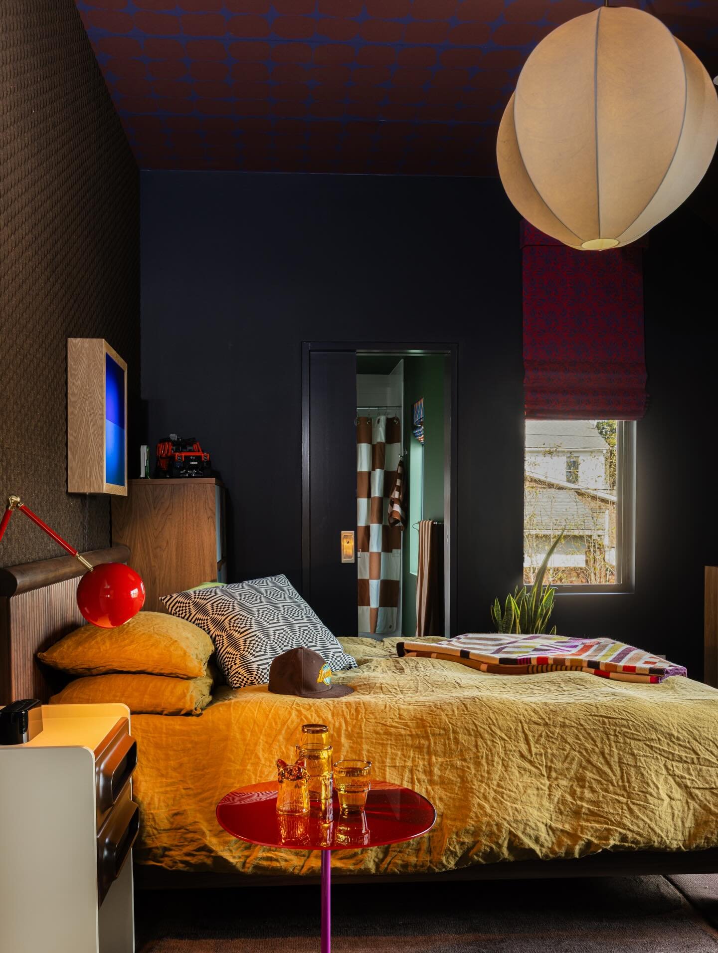 The kids alright. 🟪🟦🟧

Color. Pattern. Texture. Great merch. 

🏁🏁🏁

@dropwallpaperco killing it! 
@katelikeheart 📸 work!

#patternplay @lakers 
#interiordesigninspiration #kidsroomstyling