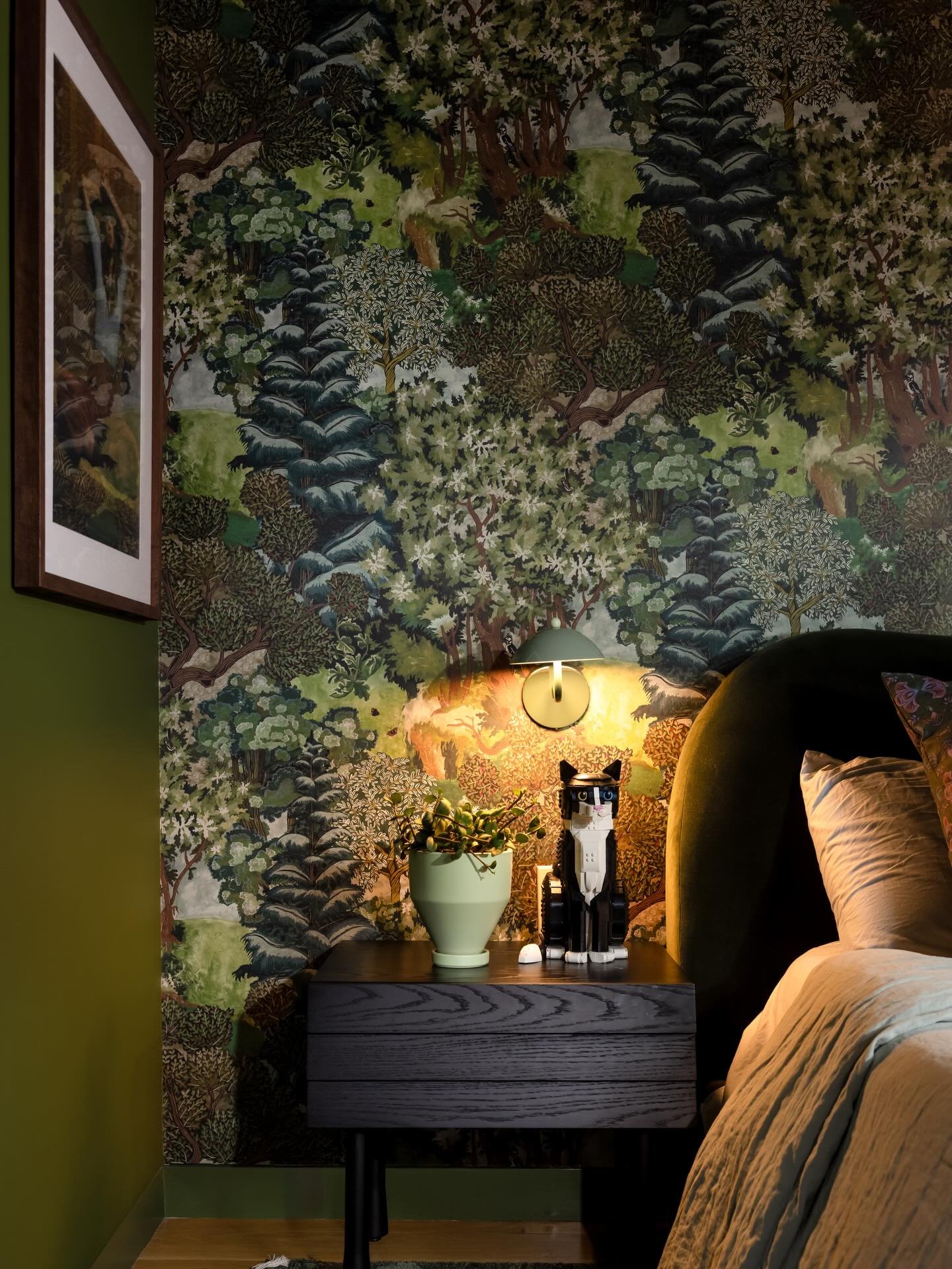 🍭 

Some moments are still sweet. 
@lego cats and @taylorswift posters nested into deep forest vibes. 

A world created for her to flourish&hellip;by her own design (kinda wink 😉) . 

@katelikeheart 📸