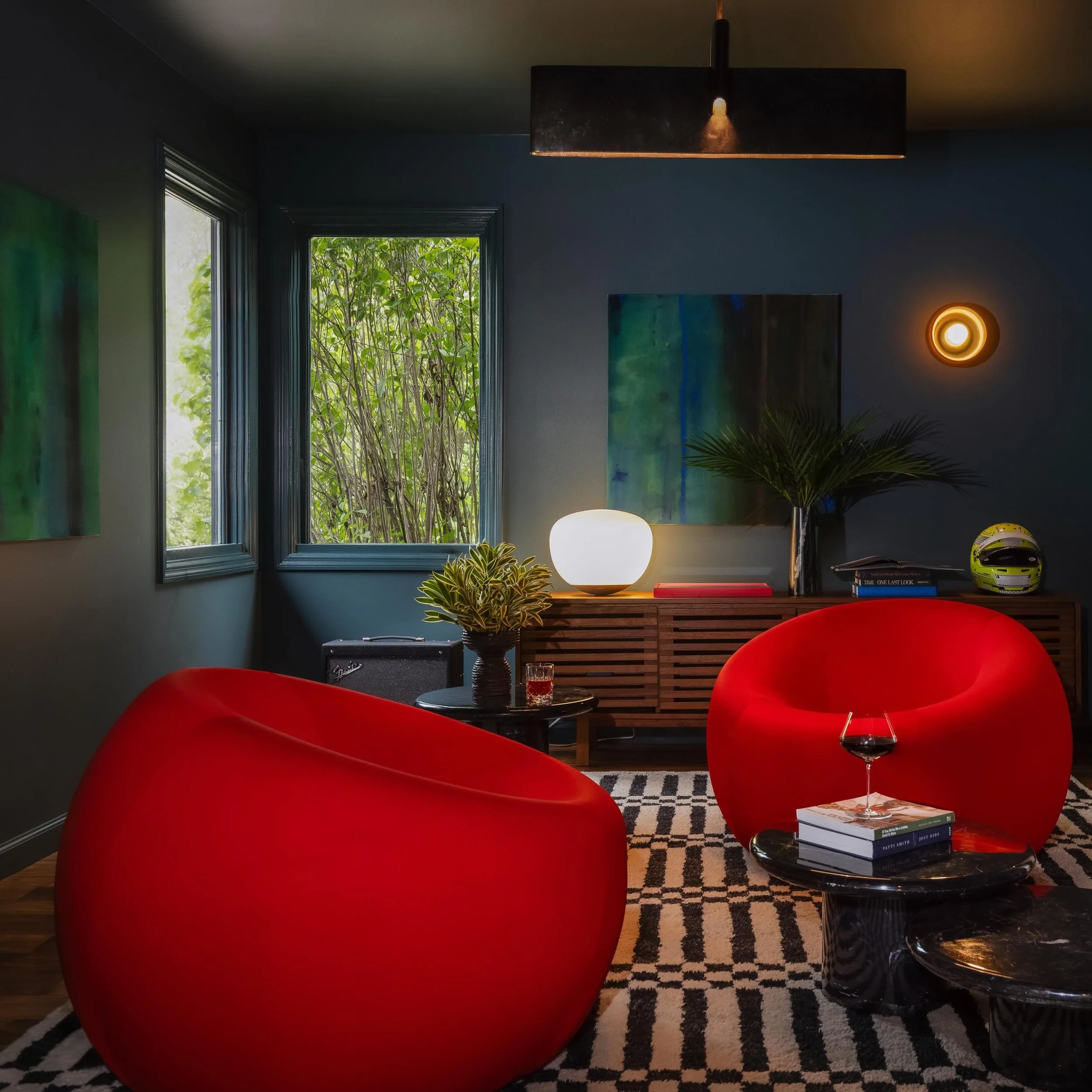 The weekend energy is very strong with this one. 

Pushing all 🎚️the limits. 
You know, those non-existent limitations on creativity!!!!

Be bold. Be blunt. 

@katelikeheart capture 📸

#interiors #bold #color #dwelling #riverhouse