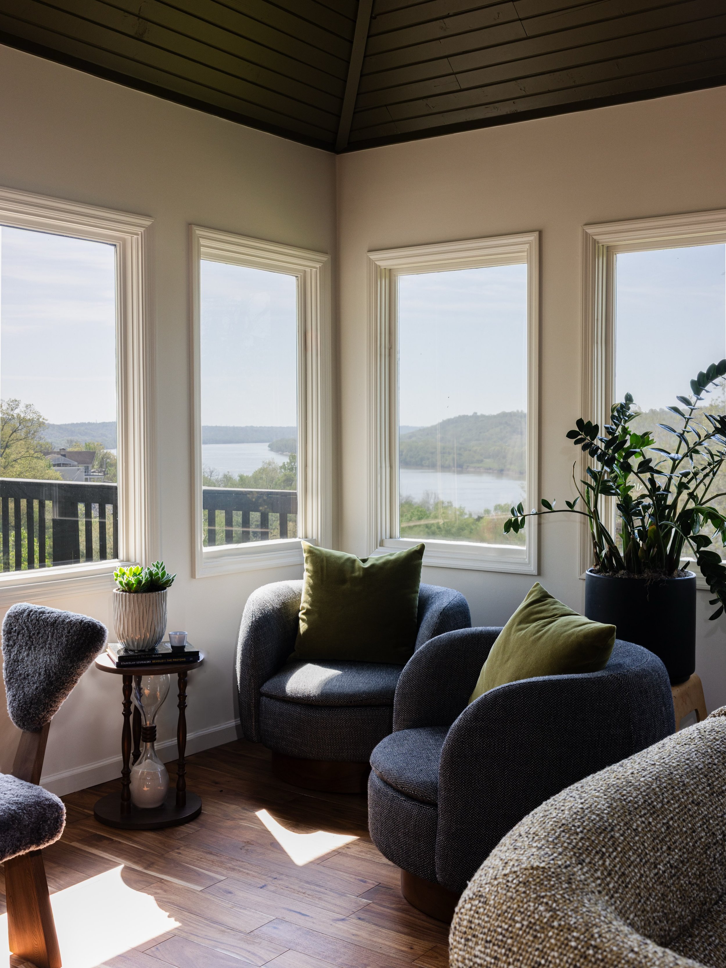 When all of the work on the inside was always about the outside. Every color, texture and shape. 

That&rsquo;s the hook. 🪝 

@katelikeheart 📸 

#interiordesign #biophilicdesign #riverhouse