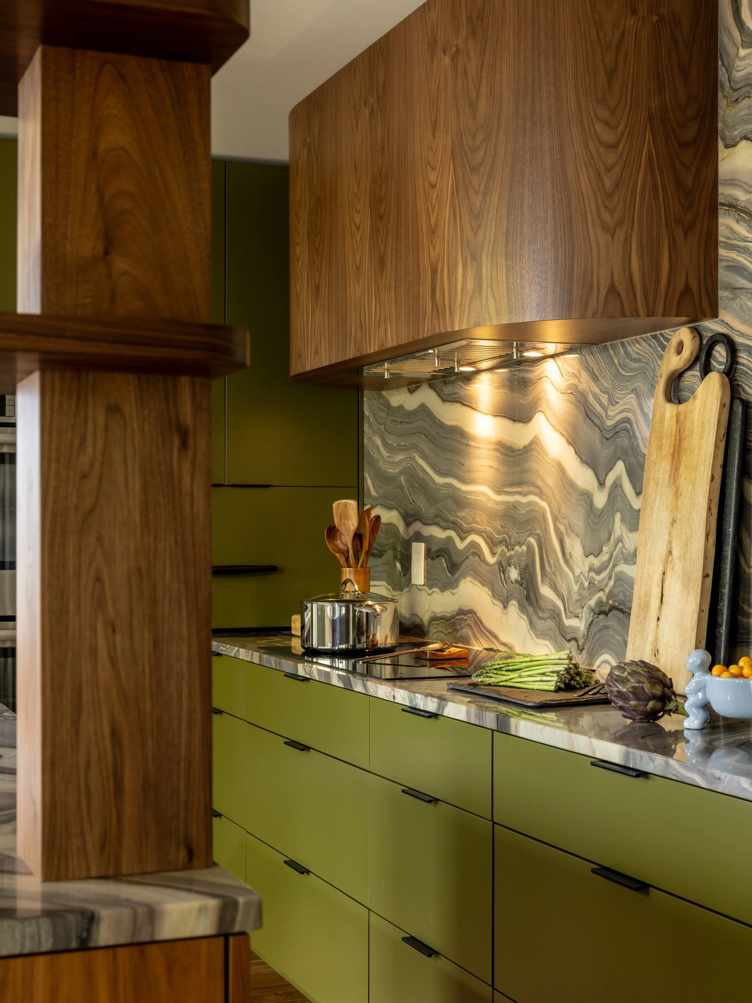 Welcome to breakfast 🥞. 

The full kitchen tour. 

In a home that puts each space on view, we made every angle a moment.

Of course&hellip;.nature gets the big win. 
The light, the stone and the hue. 

@ora.house.furniture and @simslohman (@mikeygri