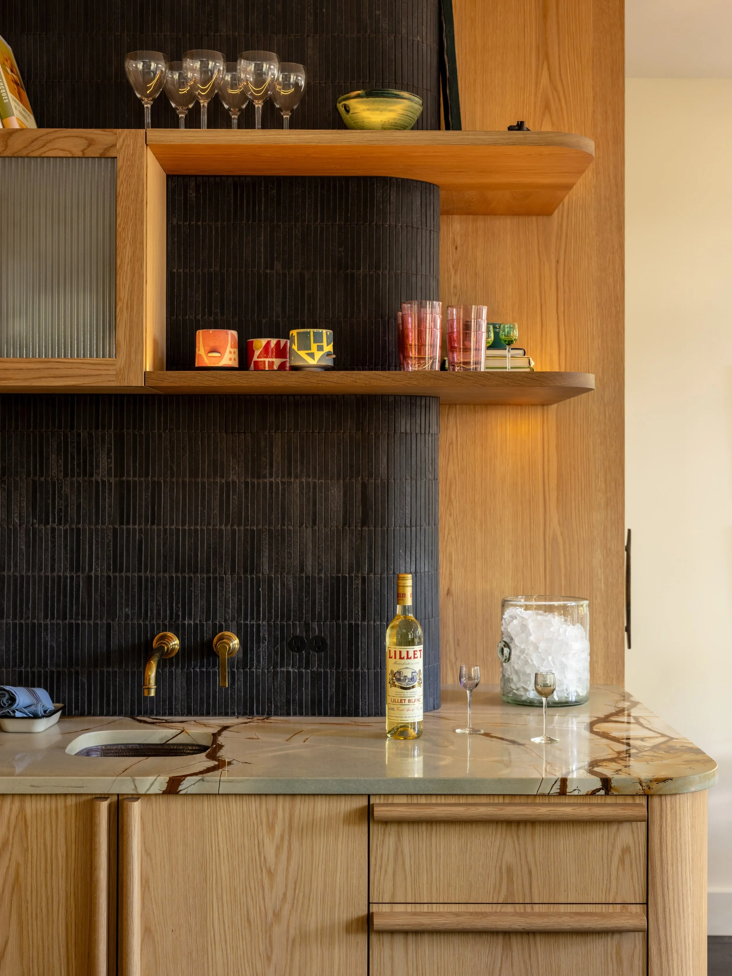 Coming in with all the special 🔥!

White oak, slate and that natural stone magic. 

@ora.house.furniture details at every turn. 

Everyone came to the party: 🏁
@artistictile_nash @perrinandrowe 
@norcross_builders @stmatthewselectric