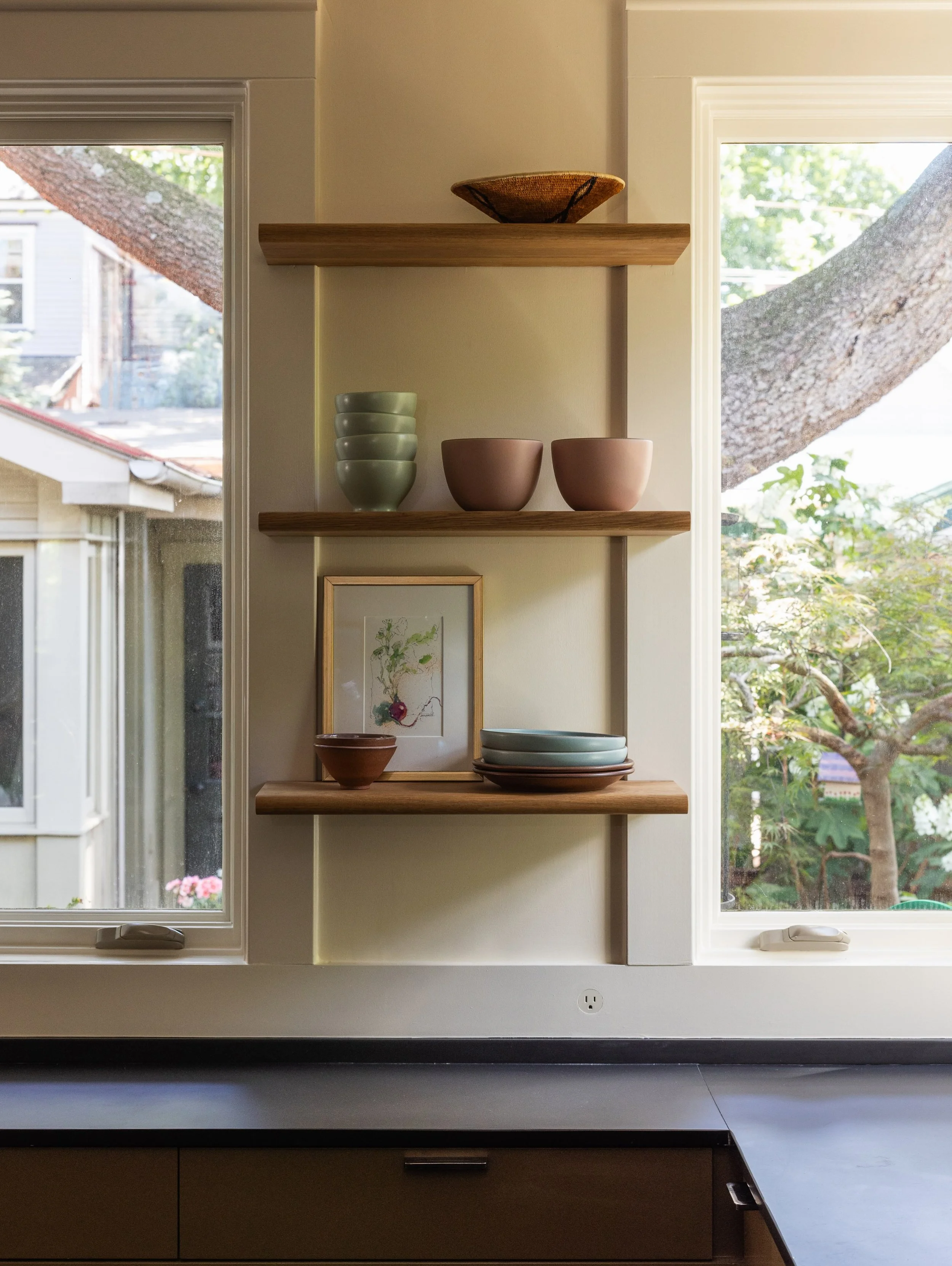 Kitchens are personal. 
The true center of home. 

This one comes alive with detail and distinction. 
Always connecting back to nature. 

Artists Rui Quimio, Daniel Pfalzgraf and Morton Lee Kasdan dance in the blend. 🎨 
Architectural Design by de Le