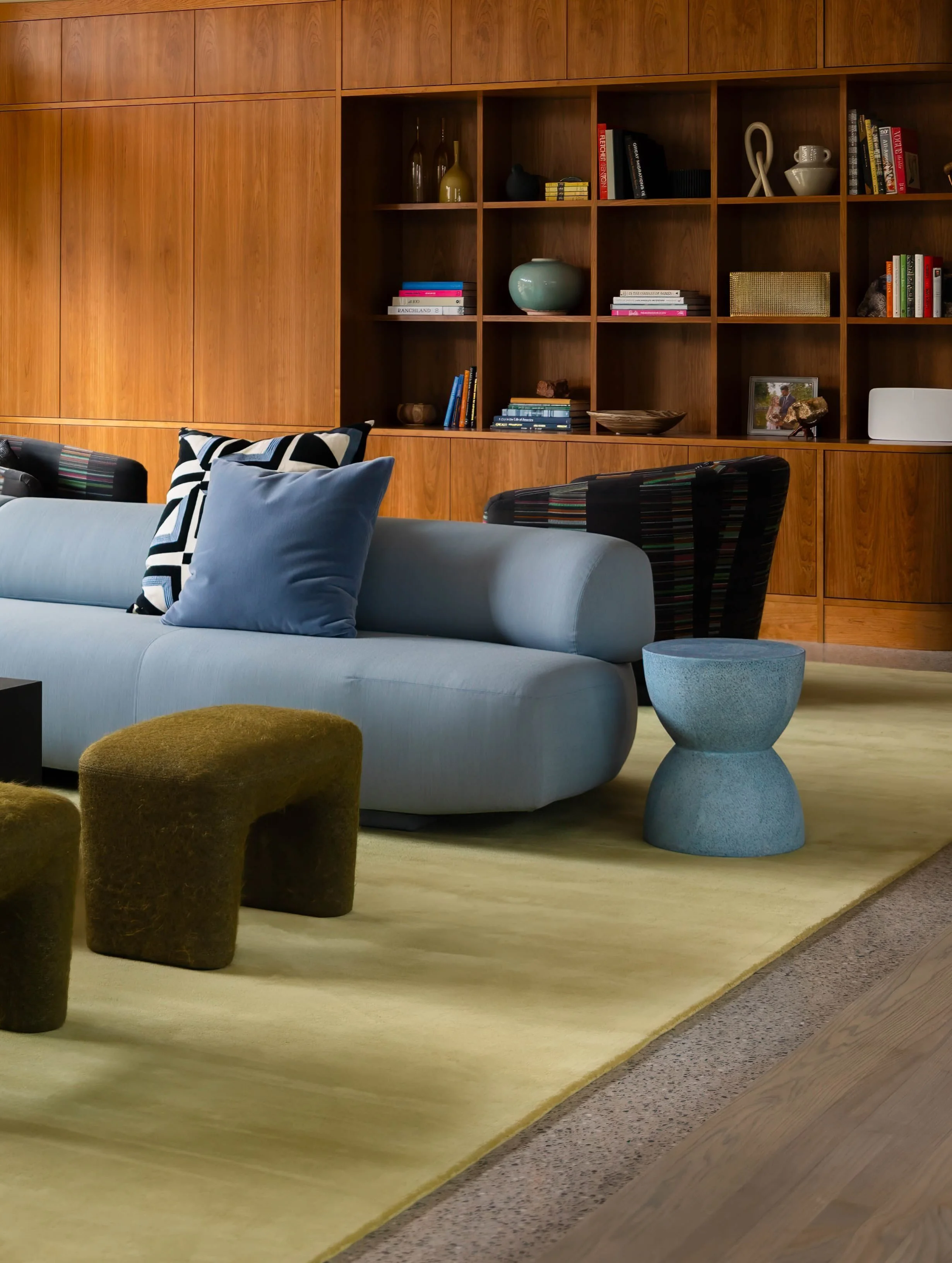 @aspiredesignandhome bringing it to you!

A poetic piece on a space we love. 📖 

The @patricia_urquiola for @morosofficial sofa in all her brilliance set against the spectacular Daniel Chafin for @ora.house.furniture cherry cabinetry with a dash of 