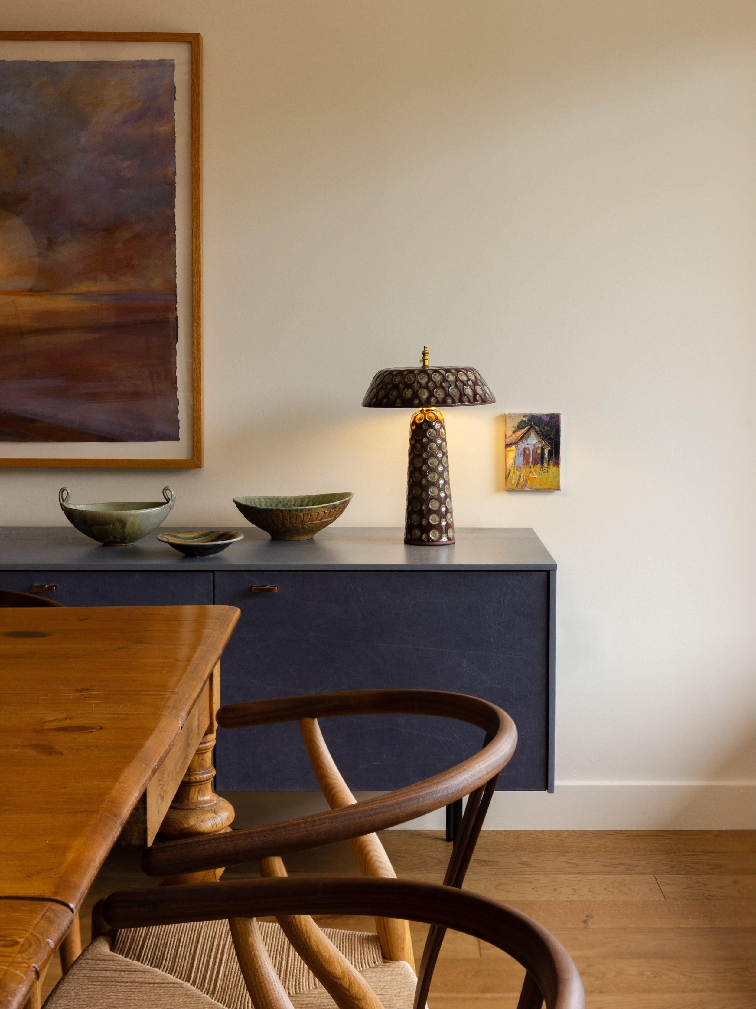 The mix tells the story. 
In three stunning captures by @katelikeheart 📸 

Warm moments. 
Clean lines.

Heirloom chairs&hellip;.family table. 
Crisp credenza. 🫰🏻 

The 🔑 is always life&rsquo;s collected finds

This on requires no song. 🎤 

#inte