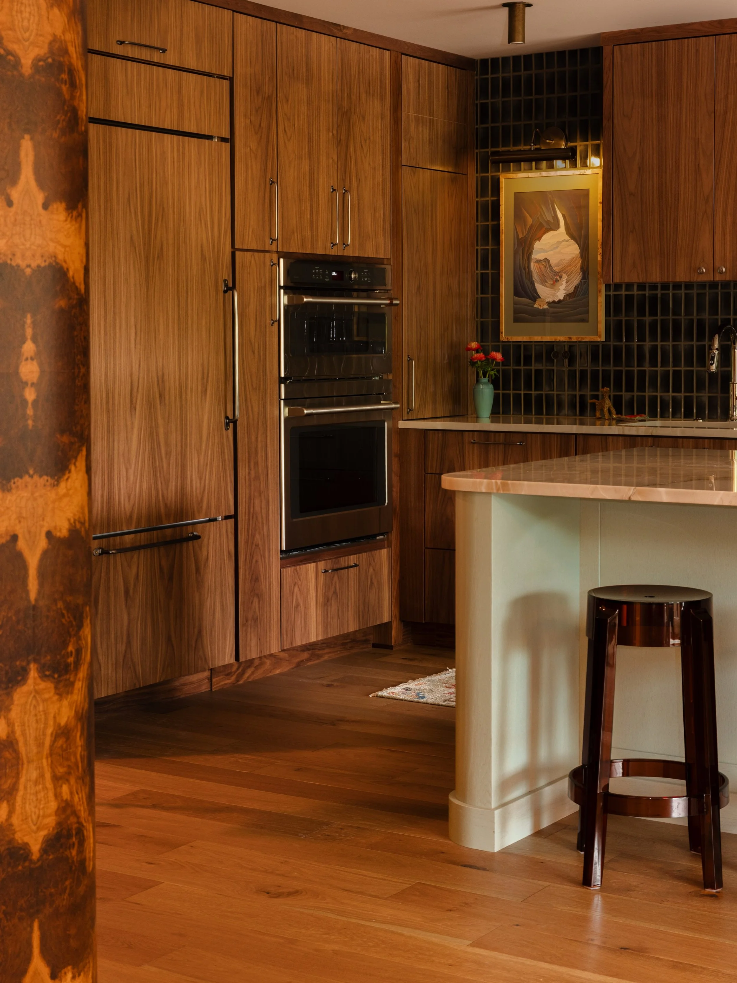 No bad angle. 

Every component brings it home. 🏠 

@ora.house.furniture @century_entertainment @annsacks 
We love a solid squad! 

@katelikeheart 📸 

#kitchen #customkitchen #interiordesign